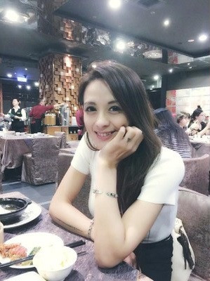 Hàng loạt cư dân mạng không ngần ngại để lại bình luận: "Bán thịt lợn thôi mà có cần xinh vậy không?", "Cô chủ như vậy chẳng trách quán đông quá trời quá đất", "Cuối tuần này rủ bạn lên núi thôi, muốn chiêm ngưỡng nhan sắc cô chủ này quá",...