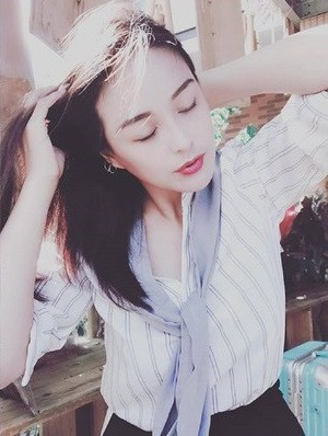 Ruo Yan sống ở thành phố và thỉnh thoảng mới về nhà phụ giúp quán ăn của gia đình.