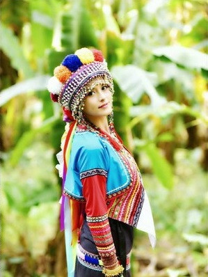 Ruo Yan từng làm người mẫu và hoạt động nghệ thuật, và đó là lý do cô nàng sở hữu nhan sắc tươi trẻ dù đã 36 tuổi.