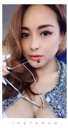 Mới đây, một cô chủ bán thịt lợn bất ngờ "nổi như cồn" trên MXH vì nhan sắc xinh đẹp. Ngay lập tức, nhiều người đã đặt cho cô biệt danh " nữ thần thịt nướng".