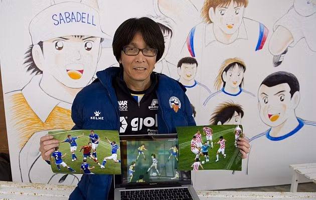 Chiếc áo in hình Công Phượng sẽ được bán vào ngày 16/10 tới trong trận đấu mà CLB Mito Hollyhock tiếp đón Yokohama FC của Tuấn Anh tại trận lượt về J.League 2. Đây là một trận đấu hết sức đặc biệt vì rất có thể những người đồng đội cũ tại Hoàng Anh Gia Lai cũng như ĐT Việt Nam được đối đầu với nhau trên hai chiến tuyến.