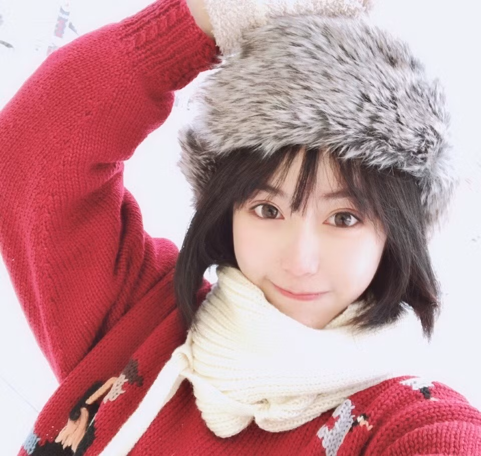 Hiểu Nhiễm có tên đầy đủ là Đường Hiểu Nhiễm sinh năm 1994 , hiện đang theo học Học viện Y học Quế Lâm.