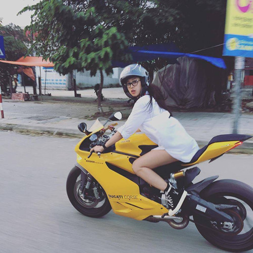 Nghĩ đến việc chạy moto phân khối lớn, nhiều bạn trẻ nghĩ ngay đến các soái ca, cao ráo, ăn mặc bụi bặm, chất lừ cực men-ly. Nhưng ít ai biết rằng, các bạn nữ cũng khiến không ít người phải say đắm khi vừa xinh đẹp, thể hiện cá tính khi cưỡi "quái thú" chạy trên phố. Mới đây nhất như cô bạn Nguyễn Thị Hoài Thương người Huế.