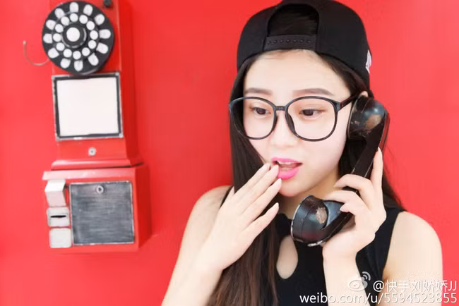 Tuy tóc đã mọc lại bình thường nhưng đa phần những bức ảnh của Kiều Kiều đăng tải trên trang cá nhân thường không thể thiếu phụ kiện là chiếc mũ, thứ đã giúp cô vượt qua những tháng ngày phải trả giá vì "ham hố" chạy theo trào lưu.