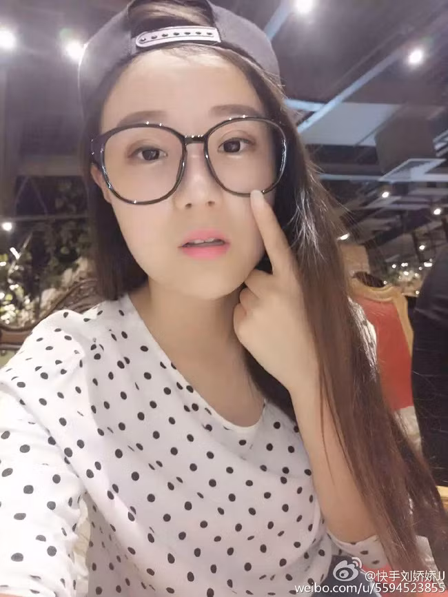 "Có chơi có chịu", chính vì vậy tấm hình nào của Kiều Kiều trên trang cá nhân người ta cũng thấy cô nàng rất vui vẻ và lại càng khiến mọi người tỏ ra thích thú với cô.