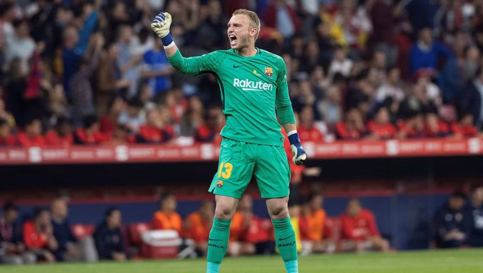 Barcelona chỉ để thủ môn dự bị Jasper Cillessen tới Liverpool, Napoli và Atletico Madrid khi đặt đủ 60 triệu bảng.