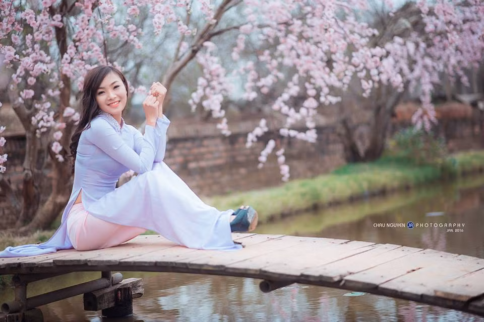 Co hot girl truong “Kinh - Cong” khoe sac ben hoa dao