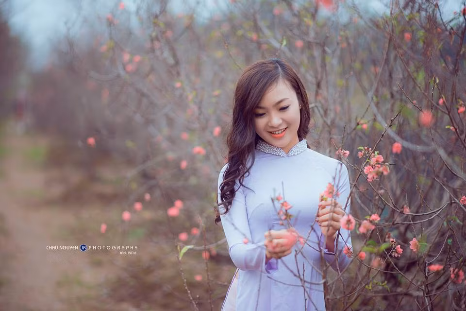 Điểm thu hút người xem dừng chân ngắm bộ ảnh của Trang Kelly đó chính là sắc đẹp của cô hot girl xinh đẹp này hòa cùng với những cánh hoa đào nở sớm.