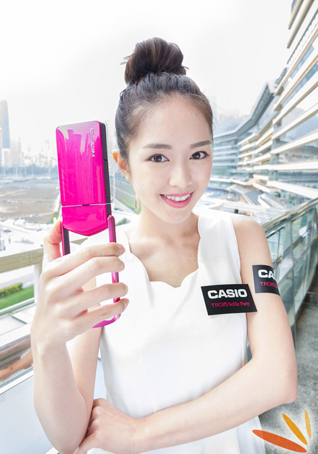 Bên cạnh những chiếc smartphone tích hợp nhiều tính năng thì một số chị em vẫn ưa thích những dòng máy ảnh hiện đại có tính năng tự sướng tốt.