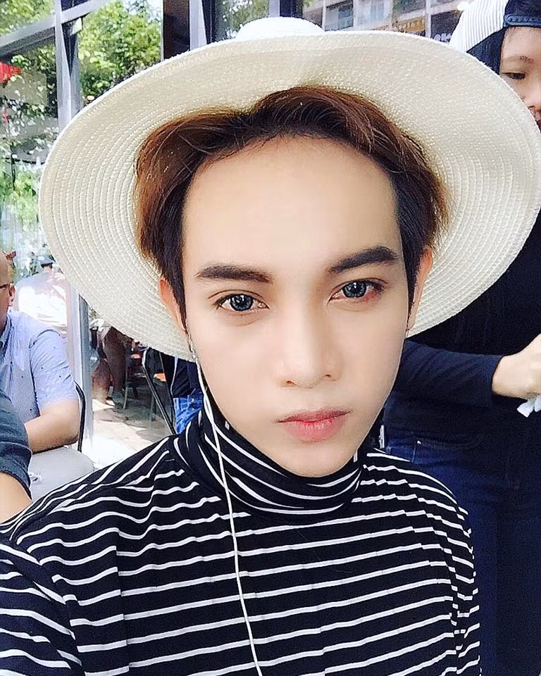 Sơn Hee tên đầy đủ là Nguyễn Hoàng Sơn (1993) tại Quy Nhơn. Sau khi tốt nghiệp THPT, chàng trai có vẻ ngoài bình thường này đã bạo dạn theo học ngành diễn viên của trường Trung cấp Văn Hóa Nghệ Thuật Đồng Nai với ước mong sẽ có tên tuổi và chỗ đứng trong nghiệp nghệ thuật.