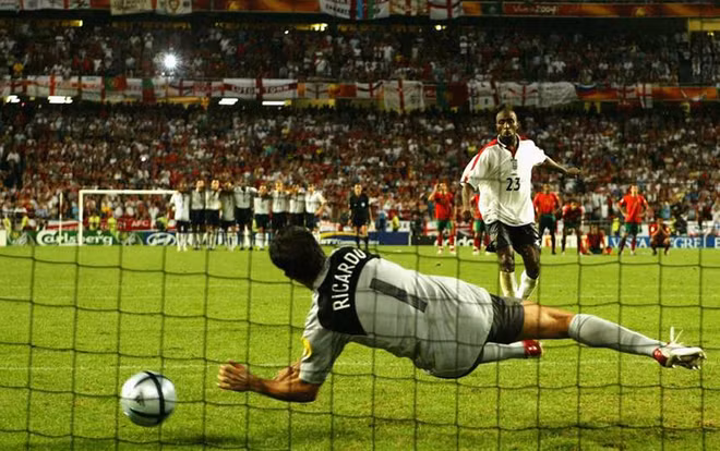 Darius Vassell, cựu tiền đạo đội tuyển Anh, bị nhiễm trùng sau khi dùng máy khoan điện loại bỏ một cục máu đông ở chân.