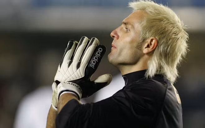 Thủ môn Santiago Canizares đánh rơi lọ kem cạo râu trong phòng tắm. Mảnh thủy tinh vỡ gây ra một vết rách sâu ở ngón chân cái và khiến anh không thể thi đấu cho Tây Ban Nha tại World Cup 2002.