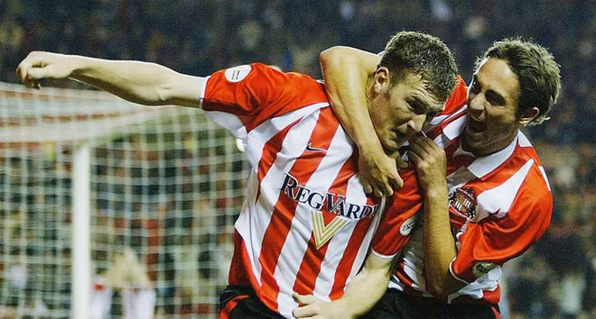 Kevin Kyle (trái), cựu tiền đạo của Sunderland, từng vắng mặt một trận vào năm 2006 do bị bỏng ở đùi trong lúc hâm nóng sữa cho con trai.
