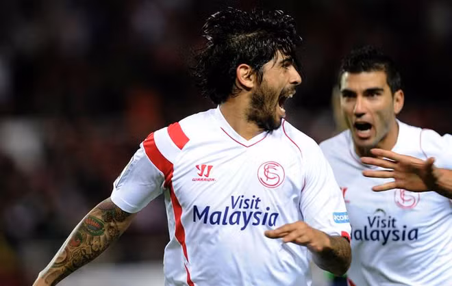 Ever Banega, cựu cầu thủ của Valencia, dính chấn thương ở một trạm bơm xăng tự động đầu năm 2012. Tiền vệ này quên không nhấn phanh sau khi rời xe. Trong lúc bơm xăng, chiếc xe tự động lăn bánh cán qua chân gây chấn thương mắt cá. Banega sau đó phải nghỉ thi đấu sáu tháng liền.