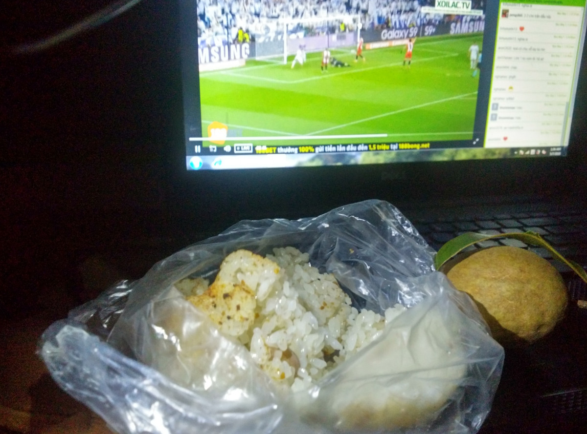 Ăn xôi buổi đêm và có quả hồng xiêm "lát-xê" một bữa tối đơn giản nhưng đủ chất với một dân mạng mê bóng đá.