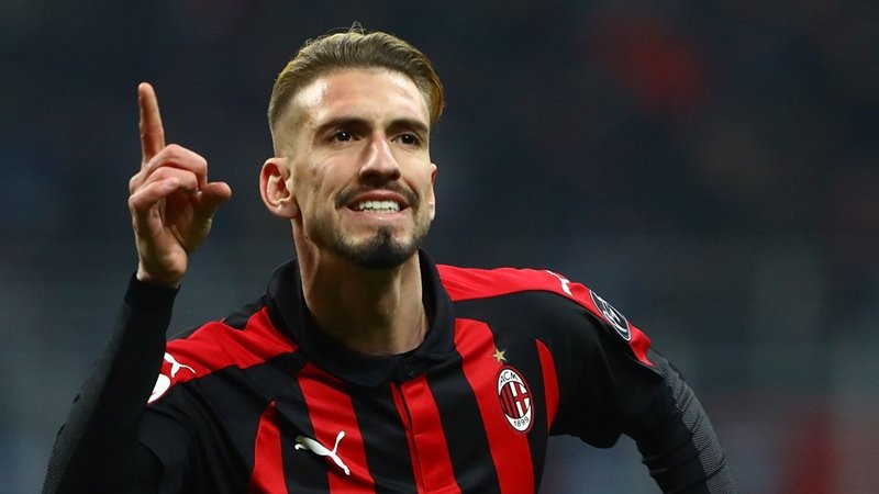 Manuel Garcia Quilon, người đại diện của Samu, đang có mặt tại Casa Milan để tìm hiểu tình hình. Hợp đồng của ngôi sao 24 tuổi vẫn còn kéo dài đến tháng 6/2021. Song, nếu bị Marco Giampaolo gạt ra khỏi kế hoạch, Samu sẽ tìm bến đỗ mới ngay trong mùa hè này.