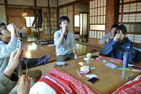 Aojiru được sản xuất từ lá đại mạch, cải xoăn và bạch chỉ là những loài rau đặc trưng của đất nước “mặt trời mọc”. Do đó nó hơi khó uống vì có mùi hơi ngái.