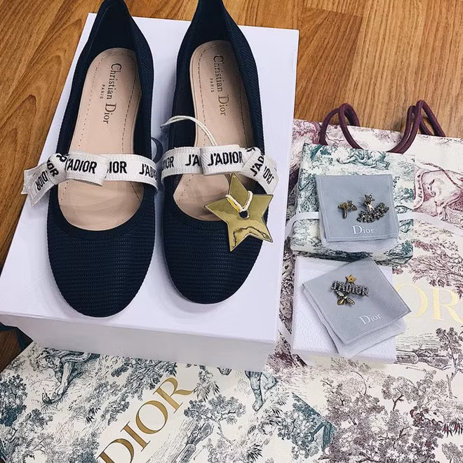 Duy Mạnh thường xuyên khiến Quỳnh Anh bất ngờ với những món quà đến từ những thương hiệu cao cấp như Gucci, Chanel, Dior... 