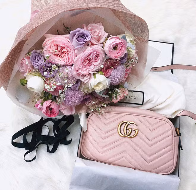 Nói không ngoa thì tổng giá trị quà cáp của bạn gái Duy Mạnh có thể gom lại đủ để mua một căn chung cư cao cấp.