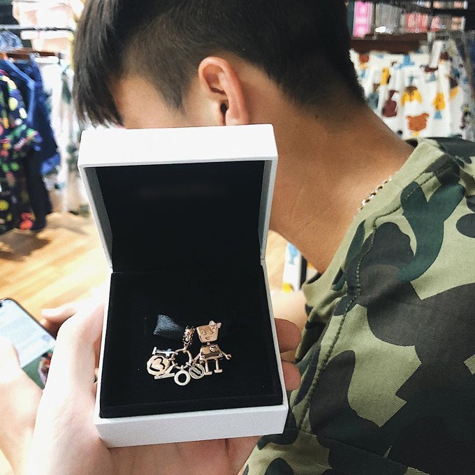 "Tui ốm, buổi nào không phải tập cũng đến trông. Có một buổi không đến, hóa ra là đi mua quà bí mật". Quỳnh Anh từng khoe món quà được Duy Mạnh tặng.