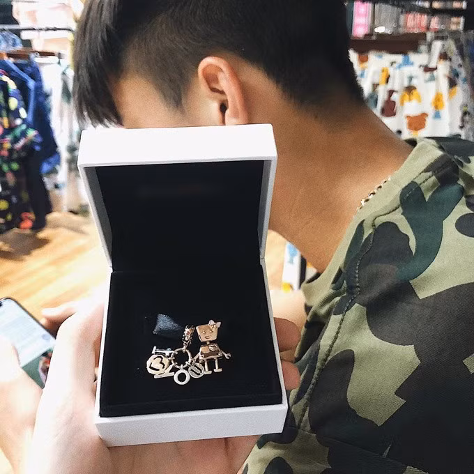 "Tui ốm, buổi nào không phải tập cũng đến trông. Có một buổi không đến, hóa ra là đi mua quà bí mật". Quỳnh Anh từng khoe món quà được Duy Mạnh tặng.