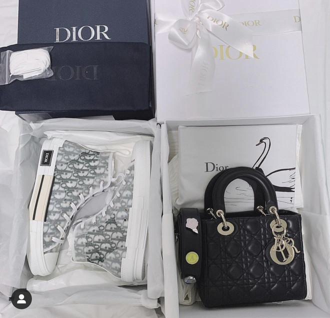 Bên cạnh dùng tiền chăm lo cho "Công chúa béo", chàng trung vệ còn rất quan tâm đến gia đình và xây dựng cơ ngơi riêng. Cách đây không lâu, Duy Mạnh hé lộ hình ảnh làm lễ tân gia cho nhà mới ở tuổi 23. Có vẻ như, anh chàng đã chuẩn bị chu đáo để rước nàng về dinh trong thời gian tới.