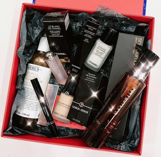 Mặc dù được sinh ra trong gia đình có điều kiện, tuy nhiên Quỳnh Anh tự lập từ khá sớm. Cô nàng kinh doanh các mặt hàng mỹ phẩm, quần áo bán theo dạng online để có thu nhập.