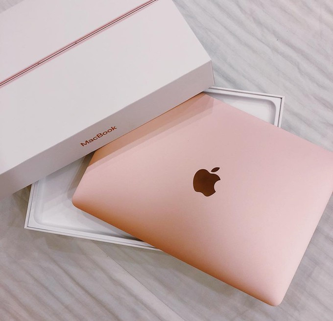 Mới đây, chính Quỳnh Anh đã khoe món quà là chiếc Macbook màu hồng có giá gần 30 triệu đồng được " trung vệ Duy Mạnh tặng. khiến dân tình ăn bánh GATO ngập mặt.