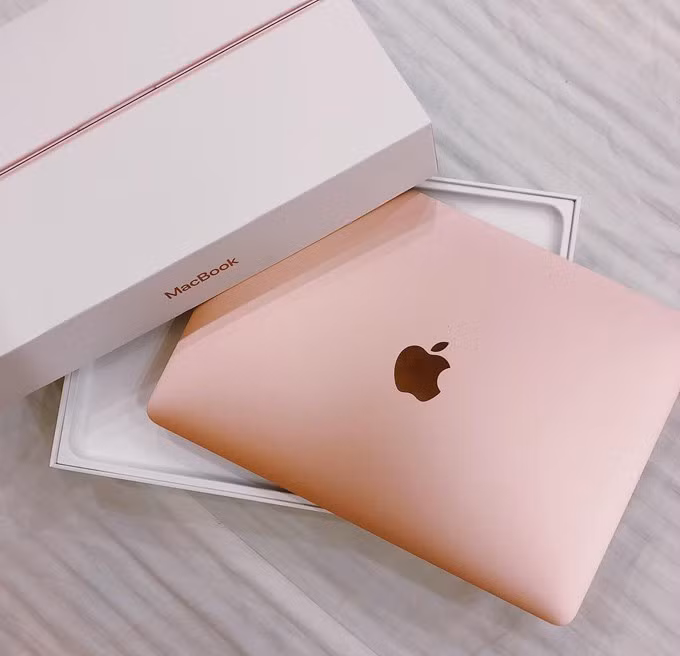 Mới đây, chính Quỳnh Anh đã khoe món quà là chiếc Macbook màu hồng có giá gần 30 triệu đồng được " trung vệ Duy Mạnh tặng. khiến dân tình ăn bánh GATO ngập mặt.