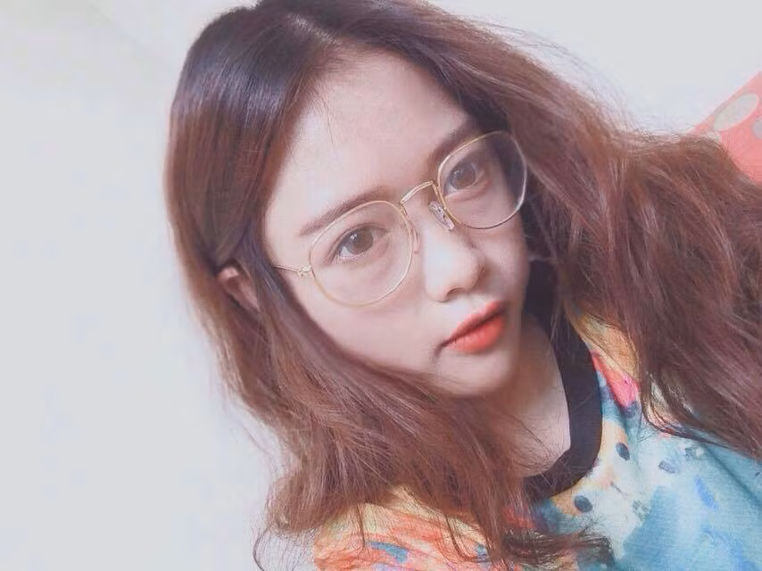 Với nhan sắc, sự tự tin và mạnh bạo, cô nàng 10X Hà thành bỗng nổi danh bằng bức ảnh thẻ khiến không ít người phải quan tâm và suýt xoa khen đẹp. Ảnh sử dụng trong bài: Facebook nhân vật.