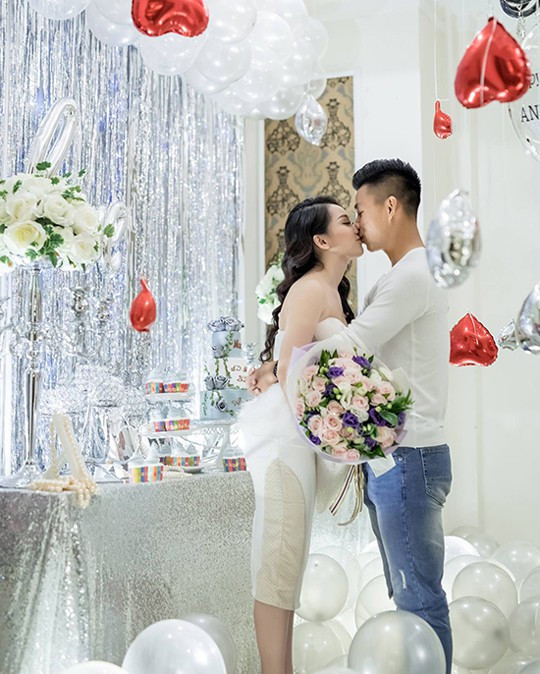 Thời gian gần đây, Văn Thanh bị chấn thương và phải nghỉ thi đấu suốt 2 mùa giải Asian Cup và AFF Cup. Tuy nhiên, cũng trong khoảng thời gian này, người hâm mộ phát hiện chàng cầu thủ đội tuyển Việt Nam thường xuyên dành thời gian ở bên bạn gái, thậm chí còn cùng nhau đi nghỉ dưỡng rất hạnh phúc.