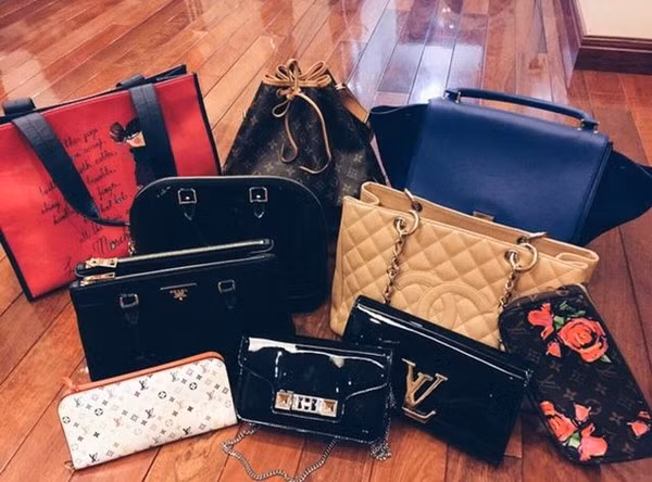 Là con nhà giàu lại tự có khả năng kiếm ra tiền nên bạn gái gái trung vệ đội tuyển Việt Nam sở hữu rất nhiều món hàng hiệu có giá trị của nhiều thương hiệu như LV, Chanel, Prada…