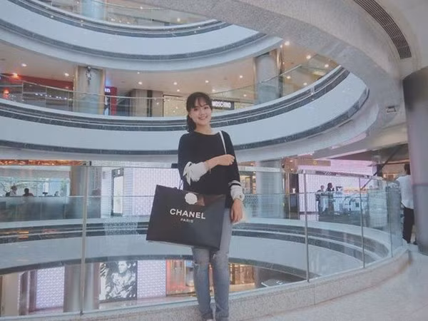 Ai cũng biết, bạn gái cầu thủ đội tuyển Việt Nam - Đỗ Duy Mạnh là em vợ Văn Quyết. Cô bạn sinh năm 1996, hiện đang là sinh viên nhưng đã rất sành sỏi, giỏi giang với việc buôn bán online. Không chỉ xinh đẹp, giỏi giang, Quỳnh Anh còn có xuất thân tốt, là con gái rượu của ông Nguyễn Giang Đông - Chủ tịch CLB Sài Gòn FC.