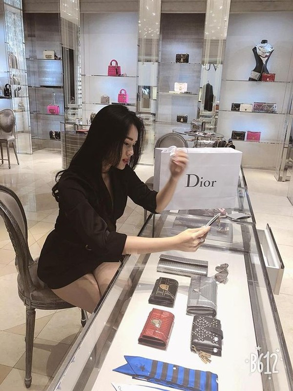 Mới đây, Huyền Trang gây chú ý khi xuất hiện tại vòng sơ khảo cuộc thi Hoa hậu Bản sắc Việt. Người đẹp sinh năm 1996 cho biết, bạn trai và gia đình không ủng hộ cô thi Hoa hậu Bản sắc Việt toàn cầu 2019 vì sợ điều tiếng, thị phi.