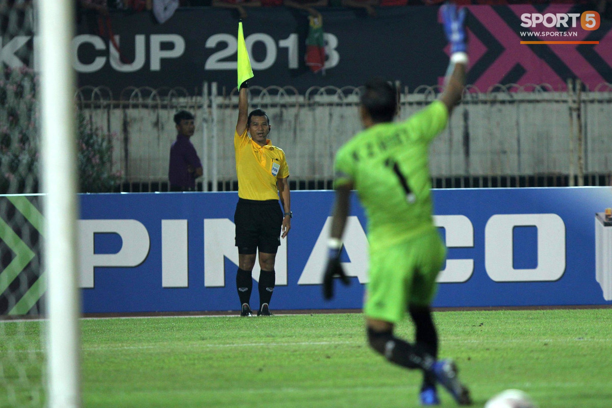 Cụ thể nickname Phùng Duy chia sẻ: "Nhìn mọi góc độ, đều thấy Văn Toàn chưa hề việt vị. Anh ta còn di chuyển sau cả 2 hậu vệ phía Myanmar nhưng dường như ông trọng tài người Thái Lan đã cầm cơ không phân minh mà muốn dìm Việt nam".