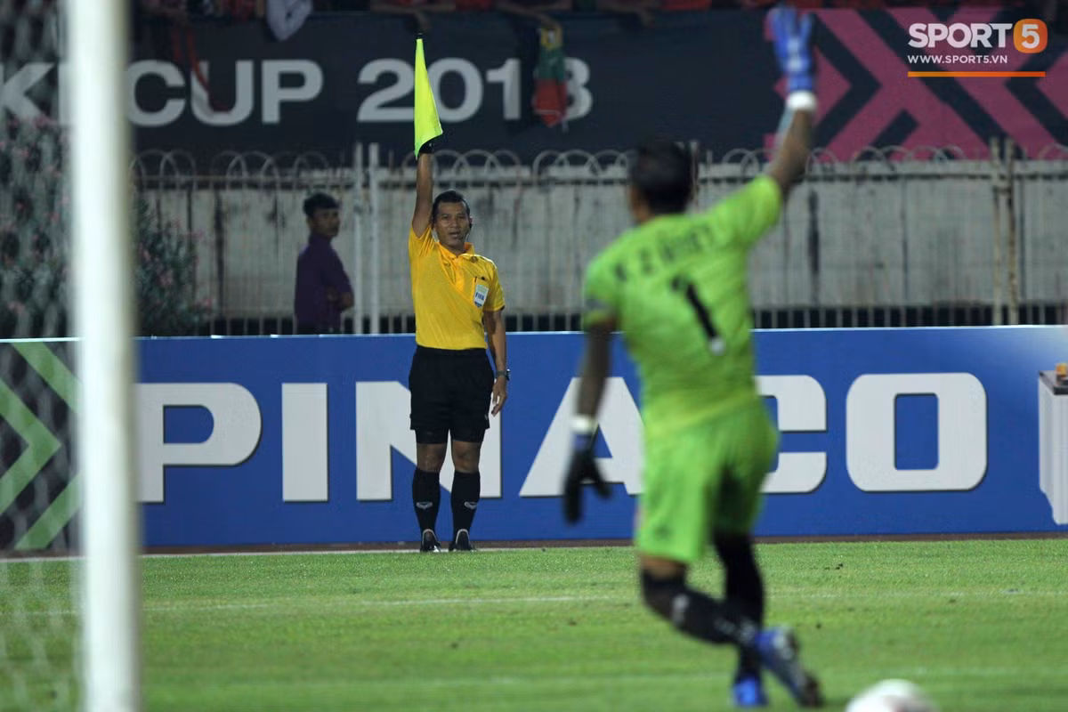 Cụ thể nickname Phùng Duy chia sẻ: "Nhìn mọi góc độ, đều thấy Văn Toàn chưa hề việt vị. Anh ta còn di chuyển sau cả 2 hậu vệ phía Myanmar nhưng dường như ông trọng tài người Thái Lan đã cầm cơ không phân minh mà muốn dìm Việt nam".