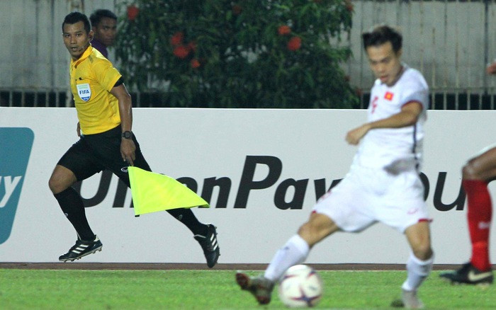 Còn nickname Hà Linh Hoàng chia sẻ: "Trọng tài người Thái Lan có khác, bắt đúng kiểu ao làng. Không hề việt vị mà bắt việt vị như thật rồi. Nên áp dụng công nghệ VAR vào tình huống này thì sẽ thấy rõ hơn hết. Giải ao làng mãi chỉ là ao làng. Chán".