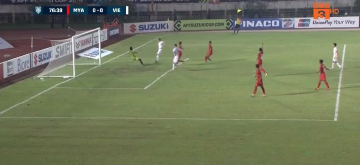 Chỉ sau khi bóng rời chân của Quang Hải, Văn Toàn mới di chuyển và đón đường bóng bật ra từ tay thủ môn Htet của Myanmar.