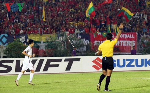 Không chỉ có dân mạng Việt Nam bức xúc mà nhiều báo chí nước ngoài đã lên tiếng về tình huống "nhắm mắt" này của trọng tài biên người Thái Lan và cho rằng ông trọng tài này đã có vấn đề khi không công nhận bàn thắng của ĐTQG Việt Nam.