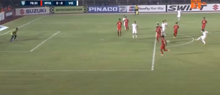 Cụ thể, tình huống ở phút 77, Sau cú dứt điểm từ ngoài vòng cấm của Quang Hải, thủ môn đội bạn đẩy bóng ra. Văn Toàn có mặt kịp thời để đệm bóng vào lưới.