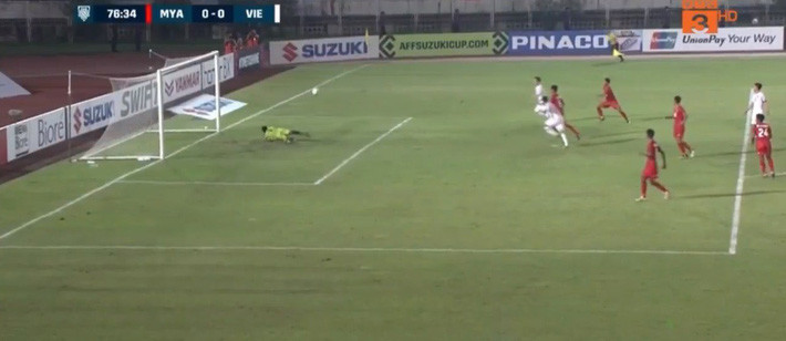 Tuy nhiên, trọng tài biên đã căng cờ báo việt và bàn thắng không được công nhận. Tình huống quay chậm cho thấy Văn Toàn không hề đứng dưới hậu vệ Myanmar thời điểm Quang Hải tung cú sút.