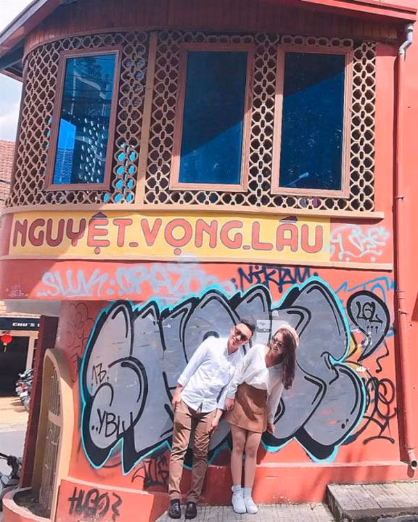 Câu chuyện ý thức hay cụ thể là vẽ bậy lên tường và các công trình công cộng không phải là chuyện mới mẻ. Trước đây chúng ta từng bắt gặp rất nhiều hình vẽ ở các công trình như đỉnh Fansipan hay gần đây là trên tuyến đường sắt trên cao Cát Linh - Hà Đông.