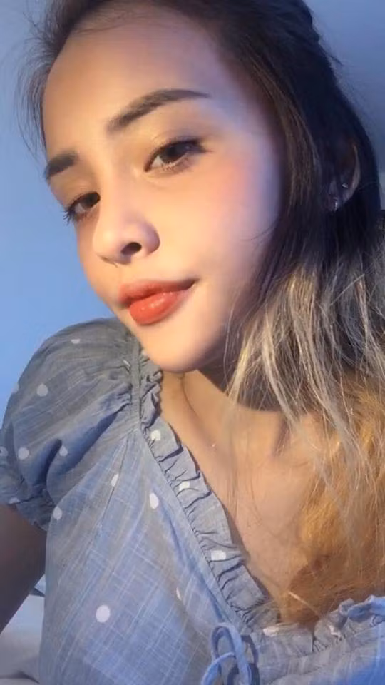 Nguyên Hương cũng tự thú nhận mình thuộc kiểu con gái thích tự lập và không muốn phụ thuộc vào gia đình nên dù mới 18 tuổi nhưng Hương đã có thể đi làm và kiếm tiền để có thể làm những thứ mình thích.