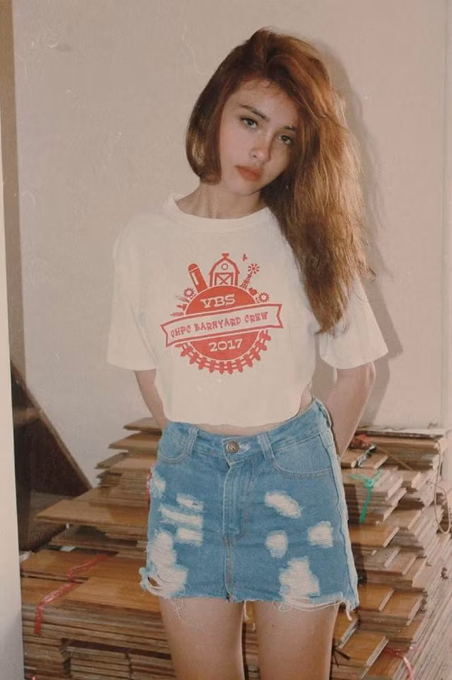 Lê Bùi Nguyên Hương 18 tuổi, đang là sinh viên năm nhất ngành Kinh doanh Quốc tế của trường Đại học Kinh tế - tài chính UEF TP HCM.