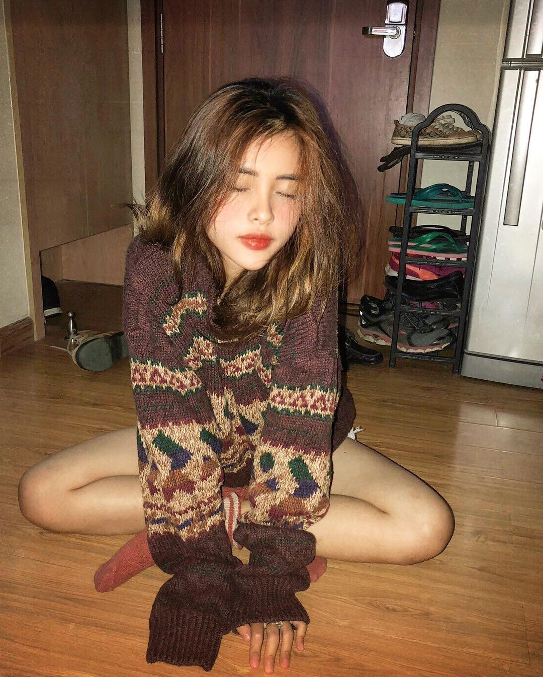 Mới nghe ai cũng nghĩ Nguyên Hương khá nữ tính, thế nhưng, đằng sau vẻ ngoài ấy lại là một cô nàng cực kì cá tính và còn có khả năng chơi tất cả các môn thể thao như cầu lông, bóng rổ, bơi lội, skateboard , tennis.