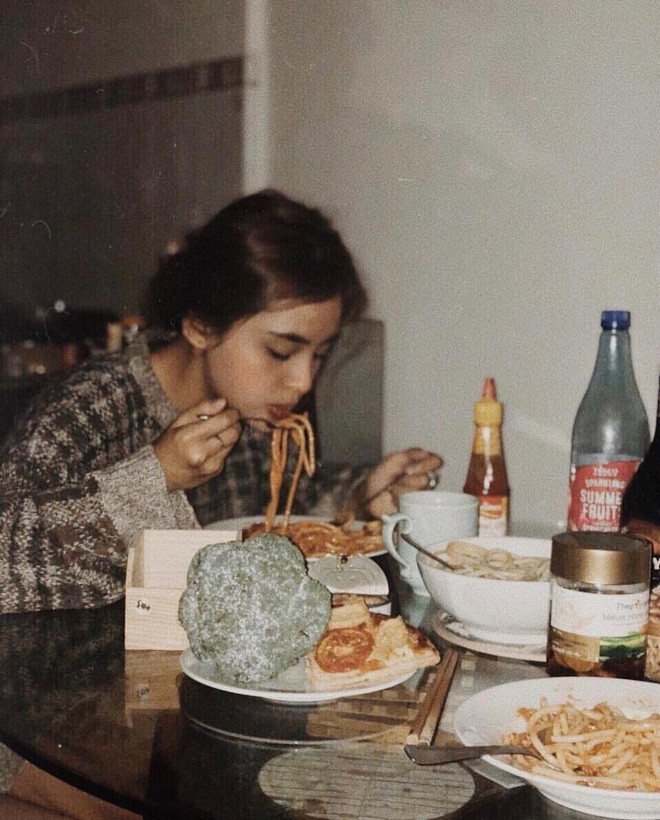 Với chiều cao 1m60 cùng gương mặt đặc biệt, Nguyên Hương nhanh chóng trở thành mẫu ảnh cho nhiều shop thời trang tại Sài Gòn.