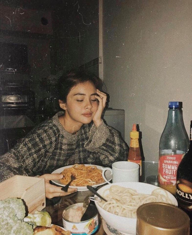 Nhìn vẻ đẹp hoàn hảo của Nguyên Hương ở hiện tại, ít ai biết cô bạn từng là một teen girl khá mũm mĩm với khuôn mặt không mấy nổi bật. Nhưng bởi may mắn có thời gian dậy thì thành công nên cô bạn Sài Gòn này đã có gương mặt đẹp và thân hình cũng khá chuẩn.