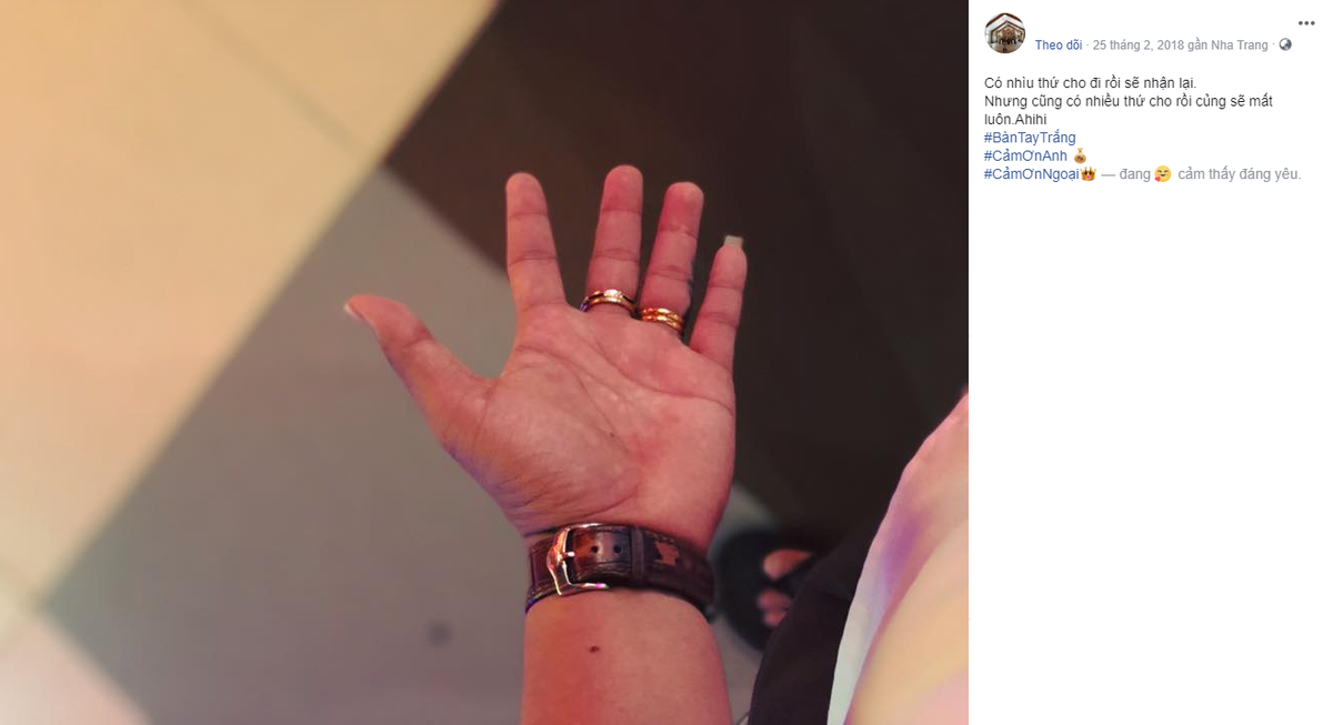 Trong mắt các dân mạng khoe bàn tay trắng không phải ôn nghèo, kể khổ mà đó là khoe những trang sức đang đeo trên tay mình.