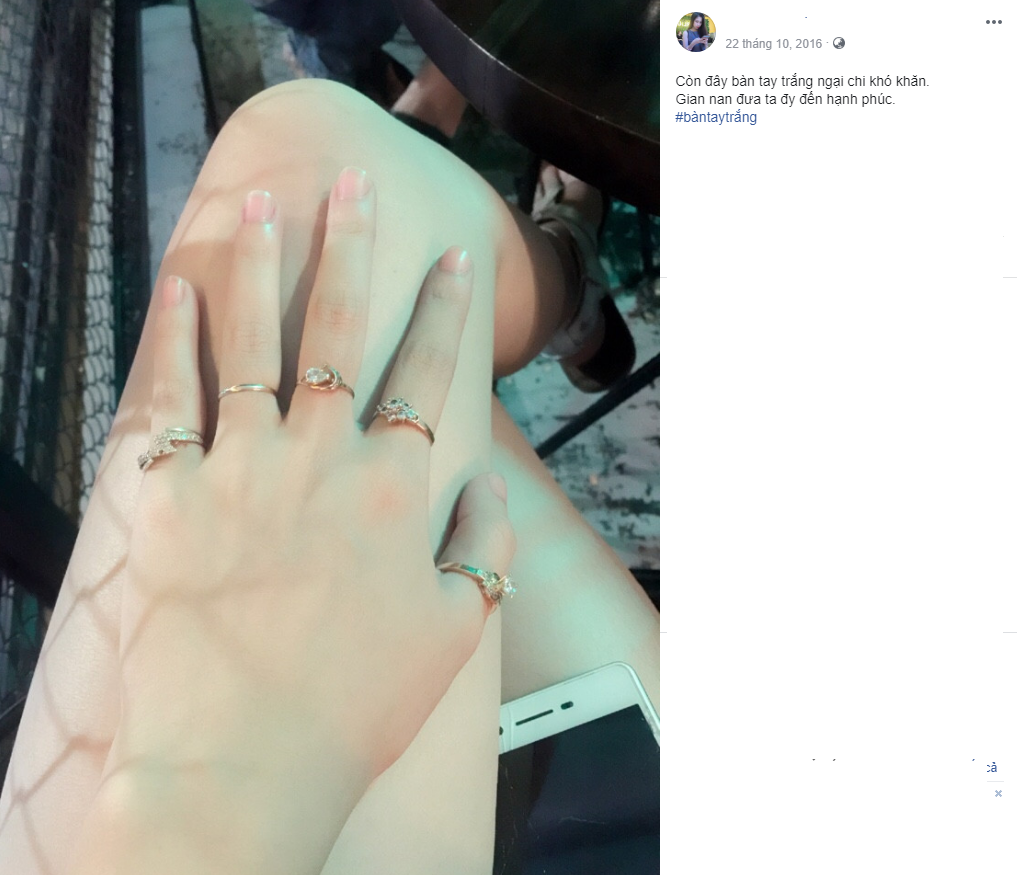 Thậm chí, nhiều chị em khoe đôi bàn tay trắng của mình với vô vàn những nhẫn vàng và hột soàn.