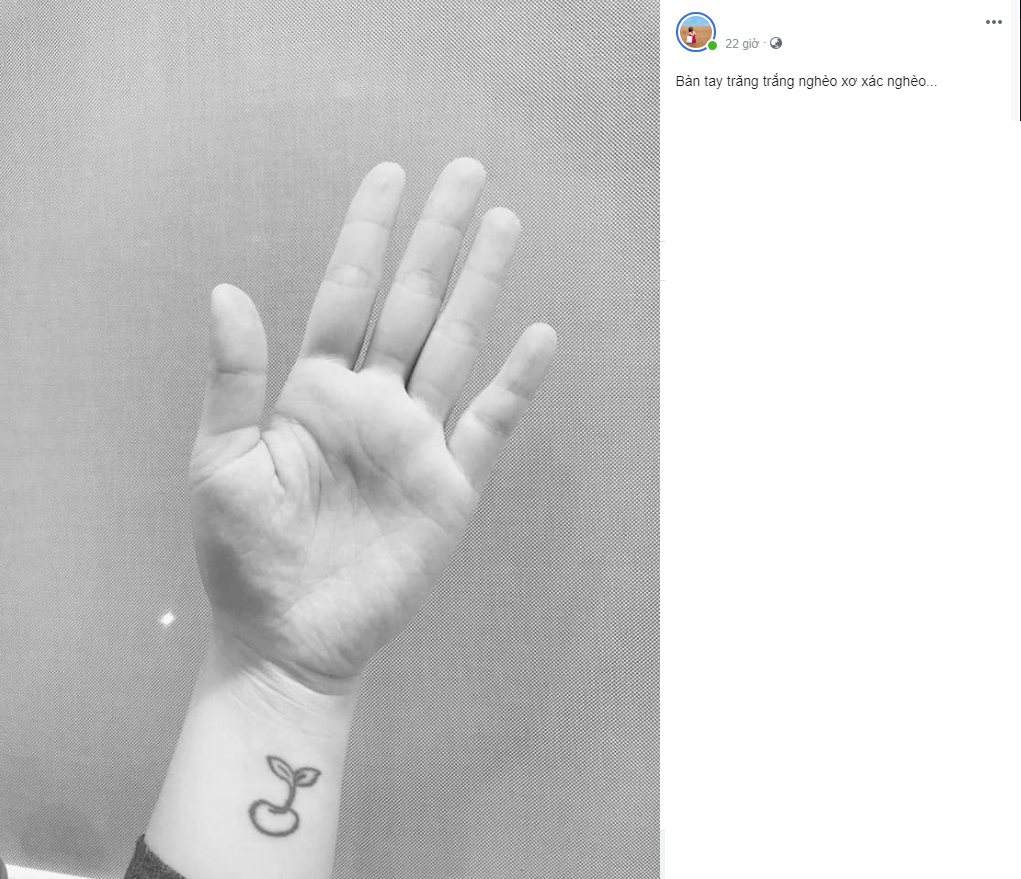 Một số khác thì khoe những hình xăm ở cổ tay như cô bạn này.